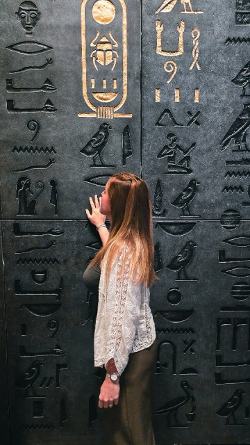 Perchè mi stanno fotografando tutti?! 🤯😱All’inizio ho pensato: “Oddio, ho qualcosa in faccia?”
Poi ho scoperto che in Egitto succede spesso: le persone con tratti europei, pelle chiara, occhi chiari, capelli rossi o biondi, attirano molta curiosità. Non per presa in giro, ma per simpatia e stupore genuino.Per molti giovani egiziani, soprattutto quelli che non vivono nei quartieri più turistici, incontrare una persona “diversa” è un piccolo evento: un modo per sentirsi più vicini al mondo, condividere un momento e avere un ricordo da raccontare o postare sui social.E così, mentre io cercavo di ammirare le meraviglie dell’antico Egitto, mi ritrovavo a fare selfie improvvisati tra una statua e l’altra.
C'è da dire che era il primo venerdì dall'apertura del nuovo museo Egizio del Cairo e qui il venerdì è giorno di festa, come da noi la domenica, e molte famiglie sono venute anche da lontano.Adesso so ufficialmente come si sente Beyoncé al Met Gala. 😂 👑 ✨💬 Voi sapevate di questa curiosità?
🌍 Vi è mai capitato in altre zone del mondo di essere voi l’attrazione turistica?
•
•
•
#gem #gemcairo #nuovomuseoegizio #grandegyptianmuseum #grandemuseoegizio #iltemadilara #travelcontentcreator #curiositàdiviaggio